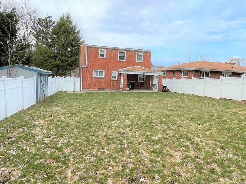 400 Oakwood St, Springdale PA 15144-1142 exterior