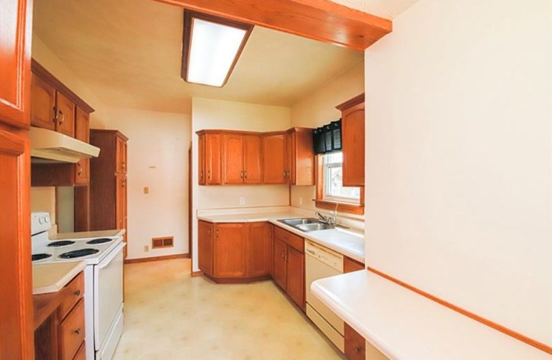 424 Service Ave, Hermitage PA  16146-3112 exterior