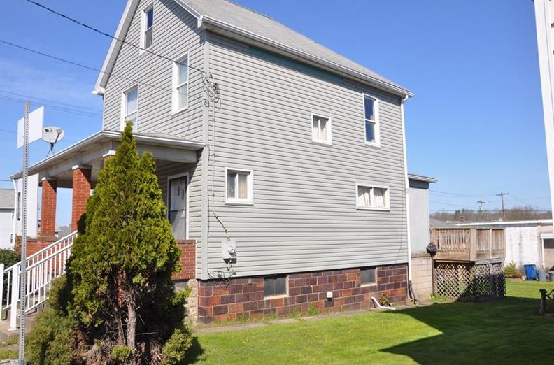 102 3rd St, Youngwood PA  15697-1632 exterior