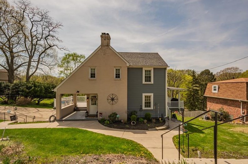 126 Sunset Dr, Penn Hills, PA 15235