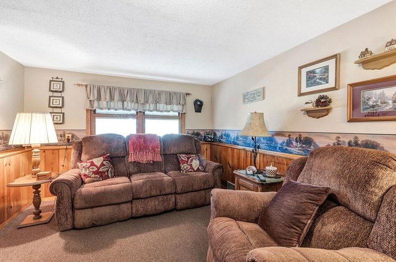 713 Smiley St, Ellwood City PA  16117-1059 exterior
