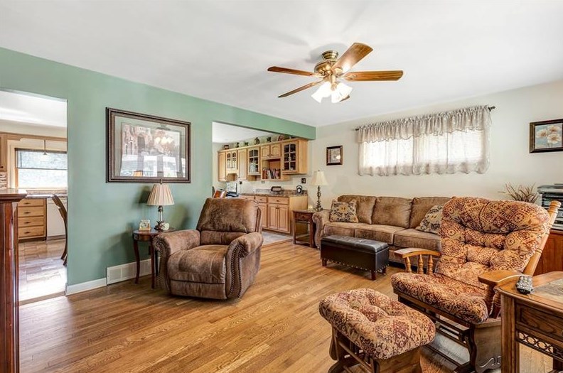 713 Smiley St, Ellwood City PA  16117-1059 exterior