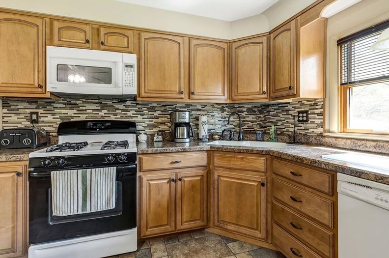 713 Smiley St, Ellwood City PA  16117-1059 exterior