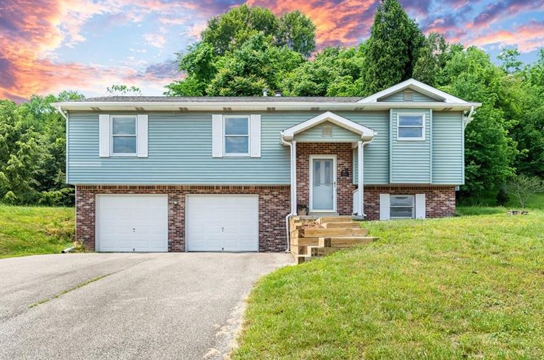 1053 New London Dr, Greensburg PA  15601-1143 exterior