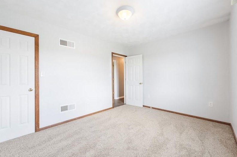 1053 New London Dr, Greensburg PA  15601-1143 exterior