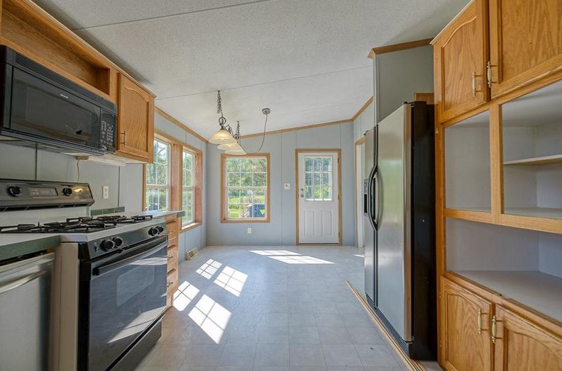 143 Sugar Pine Ln, New Stanton, PA 15672