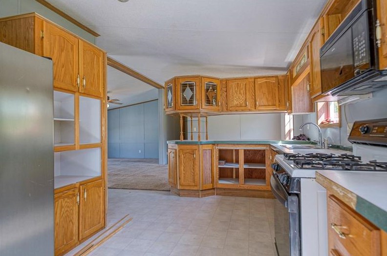 143 Sugar Pine Ln, New Stanton, PA 15672