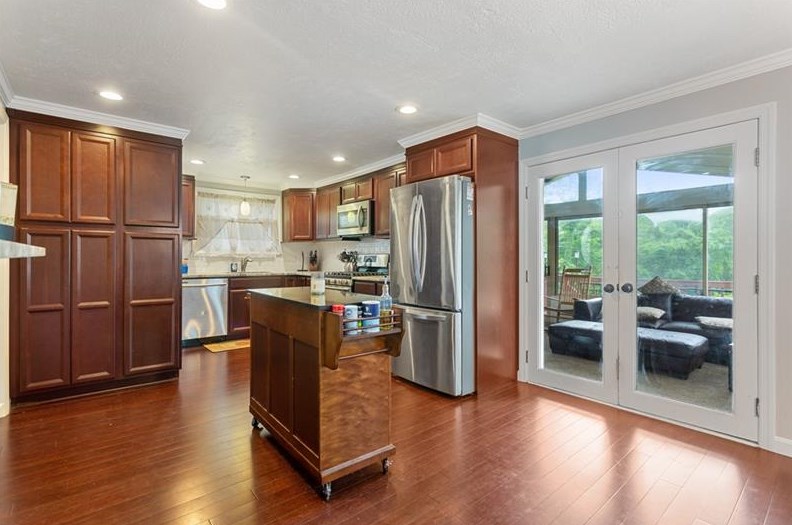 520 Lindsay Rd, Collier Township PA  15106-3710 exterior