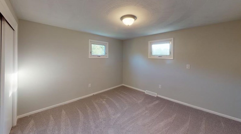 220 Pinewood Dr, Butler PA  16001-2717 exterior