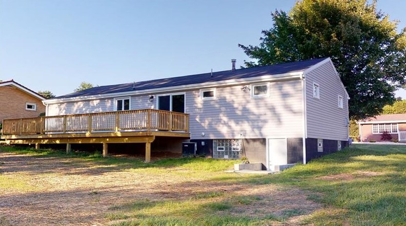 220 Pinewood Dr, Butler PA  16001-2717 exterior