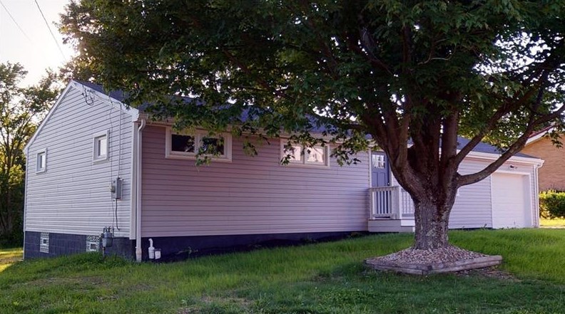 220 Pinewood Dr, Butler PA  16001-2717 exterior