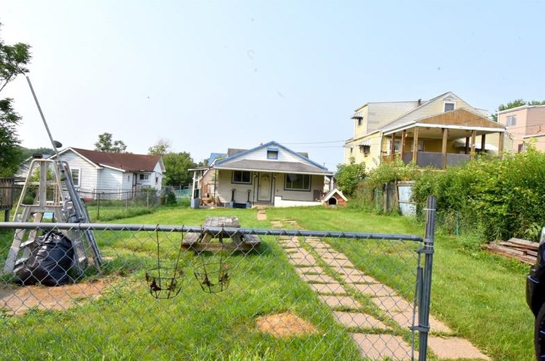 933 Sycamore St, Washington PA  15301-1851 exterior