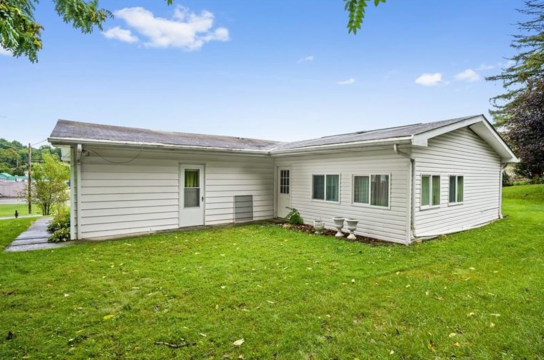620 Circle Dr, North Belle Vernon PA  15012-4005 exterior