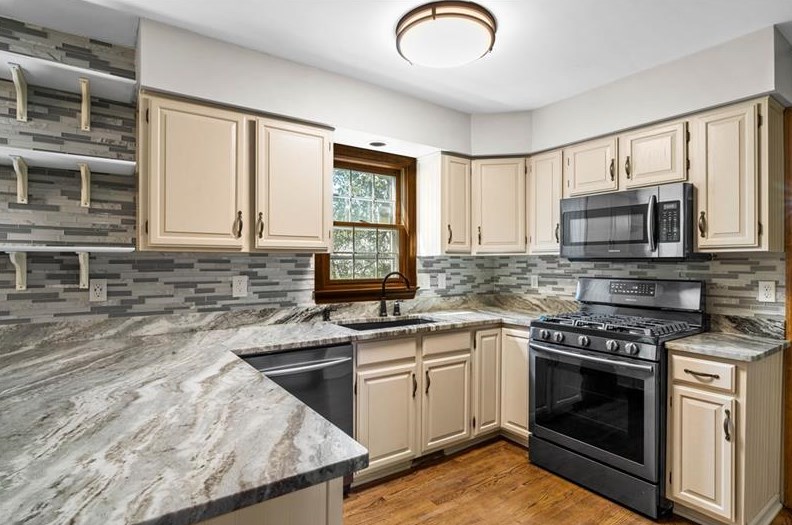 30 Fieldstone Pl, Zelienople PA  16063-9313 exterior