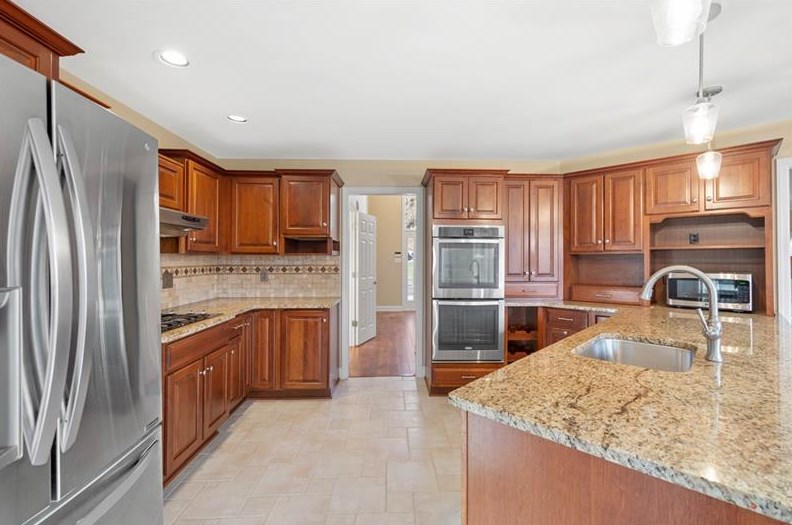 204 Sugarwood Dr, Venetia PA  15367-2303 exterior