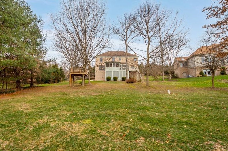 204 Sugarwood Dr, Venetia PA  15367-2303 exterior