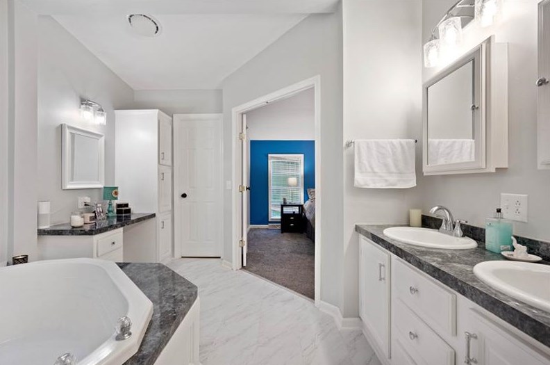 640 Lakeview Dr, Washington PA 15301-3014 exterior