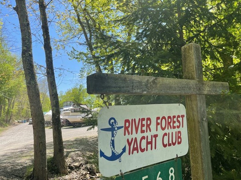 1414 River Forest Dr, Freeport PA 16229-1523 exterior