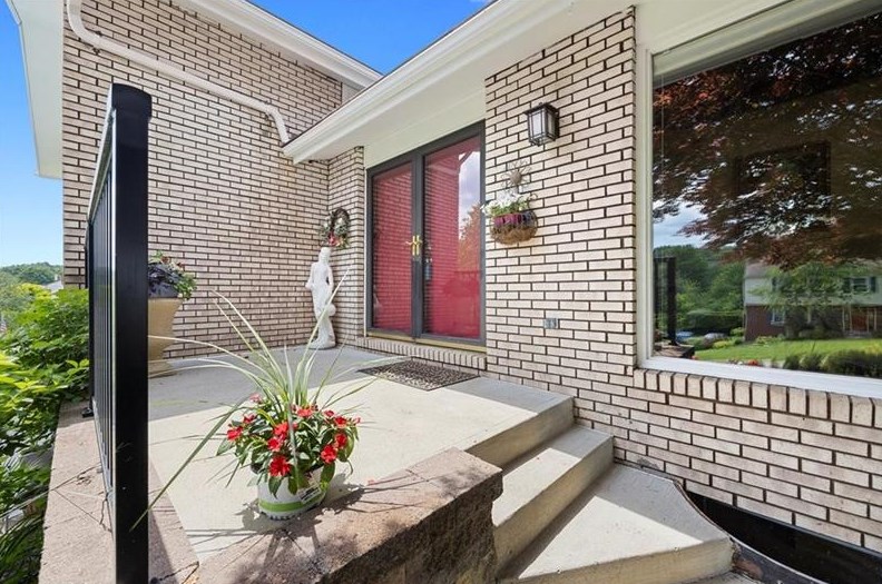 4691 Hidden Pond Dr, Allison Park PA  15101-2523 exterior