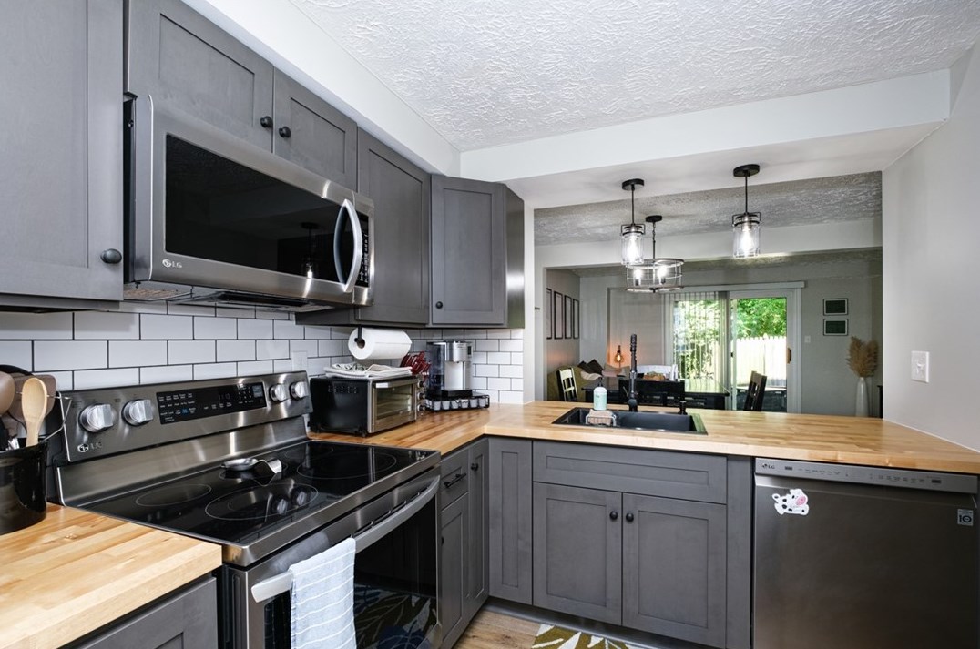 338 Huntingdon Ave, North Huntingdon PA 15642-3143 exterior