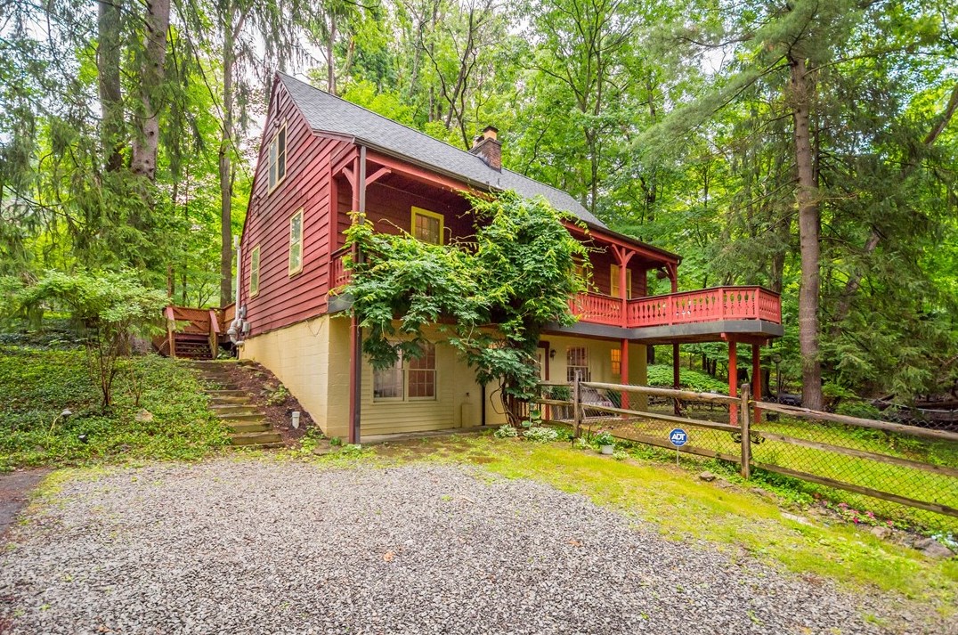 343 Sunset Dr, Bethel Park PA  15102-1441 exterior