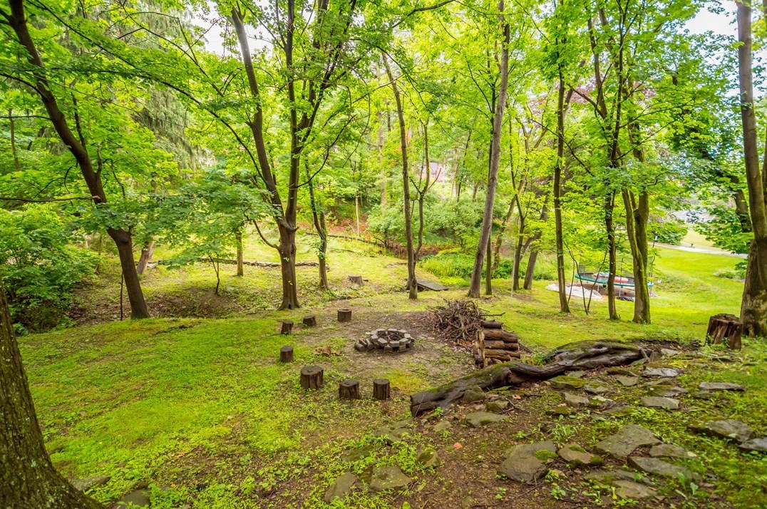 343 Sunset Dr, Bethel Park PA  15102-1441 exterior
