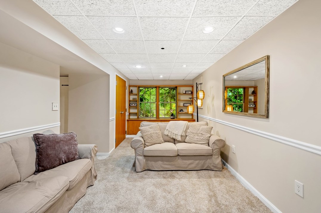 343 Sunset Dr, Bethel Park PA  15102-1441 exterior