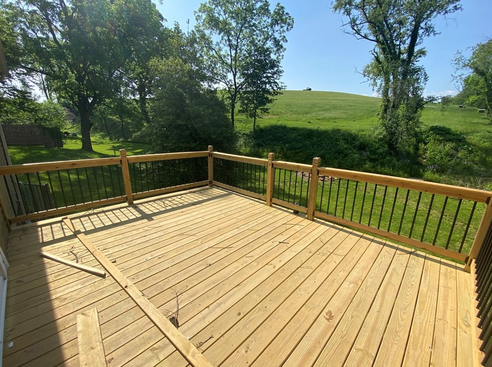 1191 Iris Dr, North Huntingdon PA 15642-4368 exterior