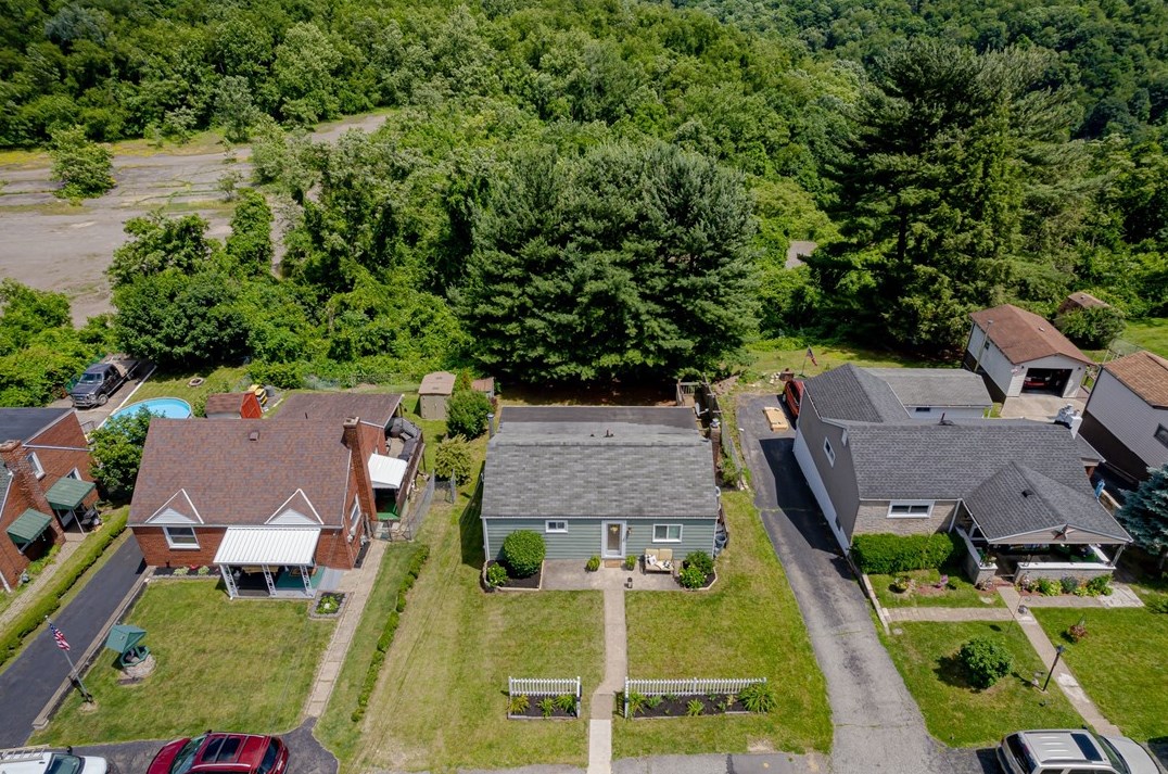 428 Oakhurst Ave, North Versailles PA 15137-2244 exterior