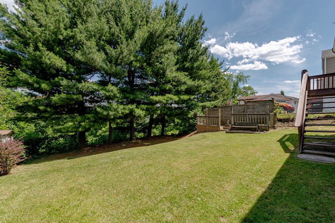 428 Oakhurst Ave, North Versailles PA 15137-2244 exterior