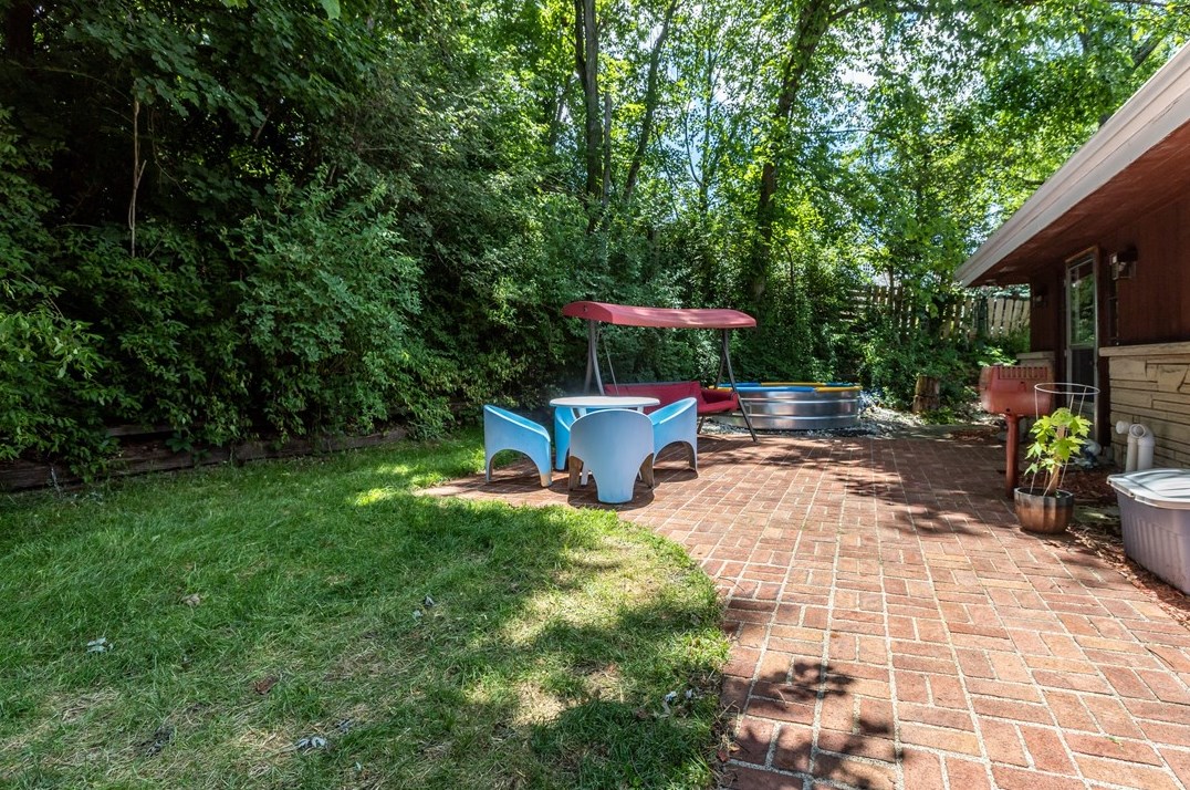 1562 Fairmont Dr, New Kensington PA  15068-5856 exterior