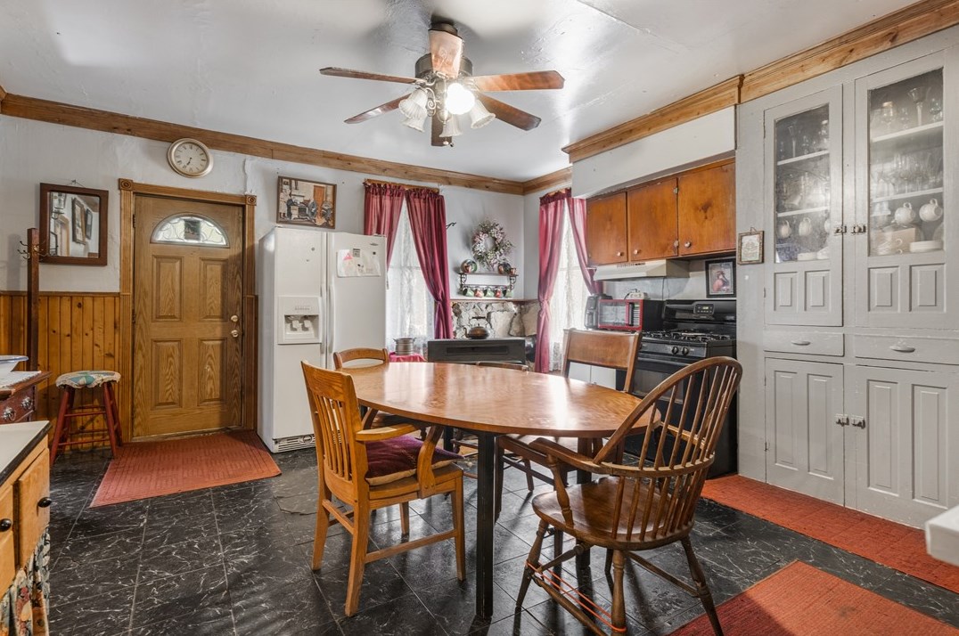 37 Portersville Rd, Ellwood City PA  16117-6201 exterior