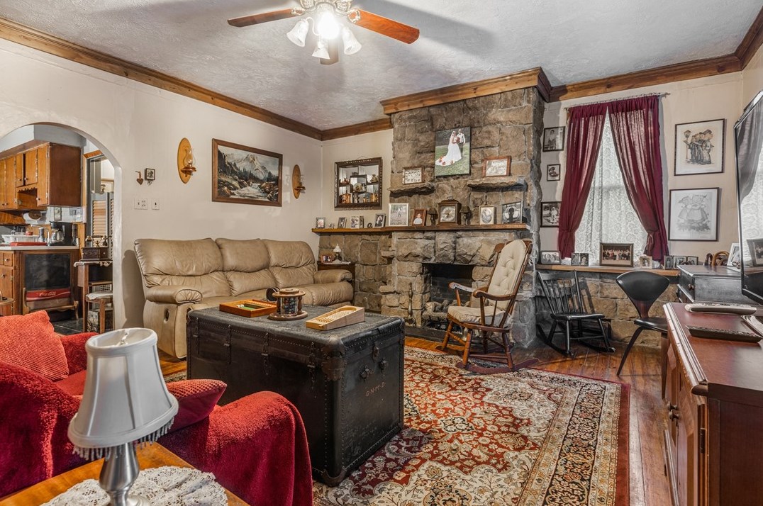 37 Portersville Rd, Ellwood City PA  16117-6201 exterior