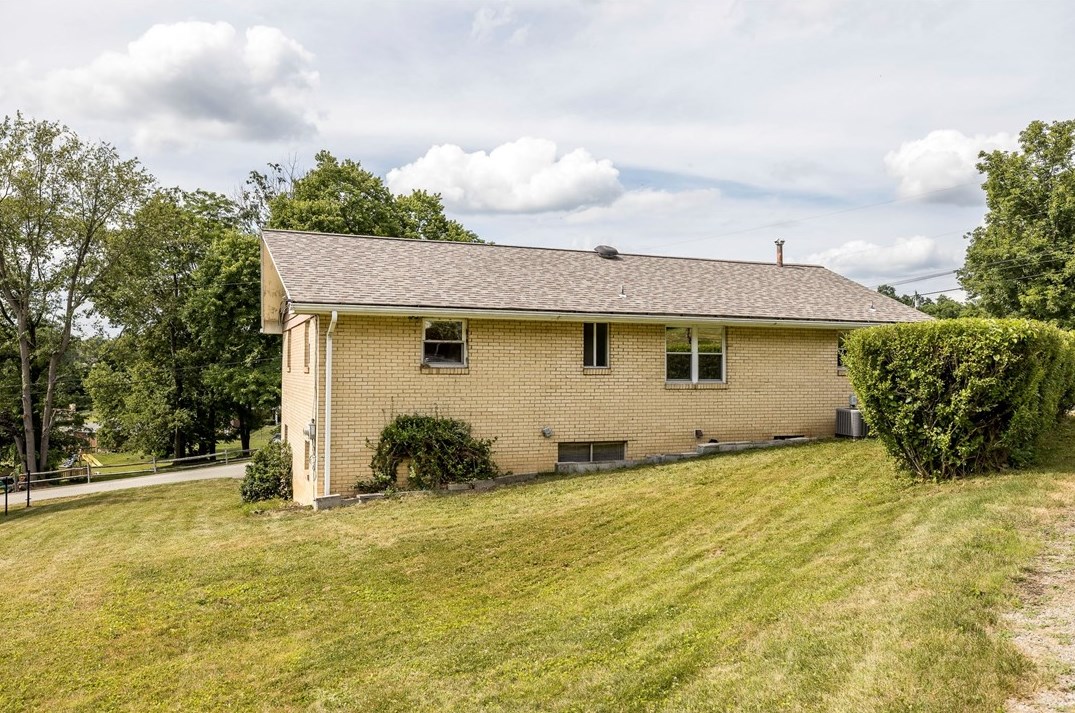 192 Verona Dr, Washington PA 15301-2749 exterior