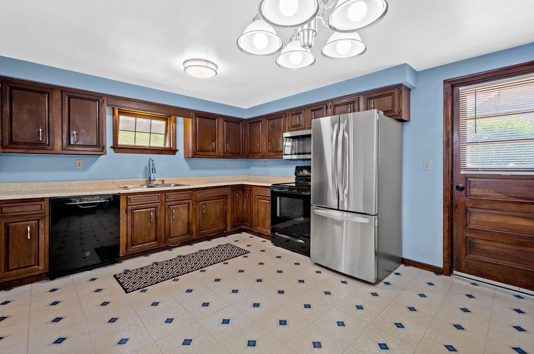 37 Webb Dr, Washington, PA 15301