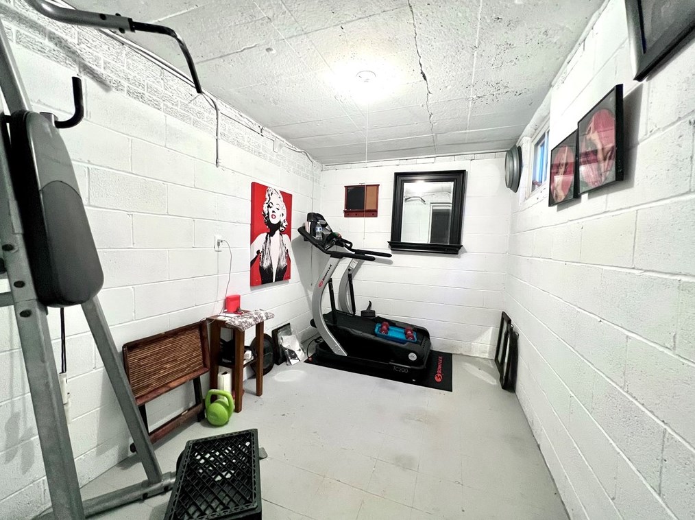 211 Lyons St, Houston PA  15342-1135 exterior