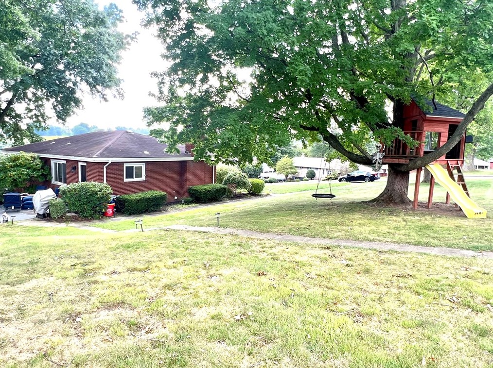 211 Lyons St, Houston PA  15342-1135 exterior