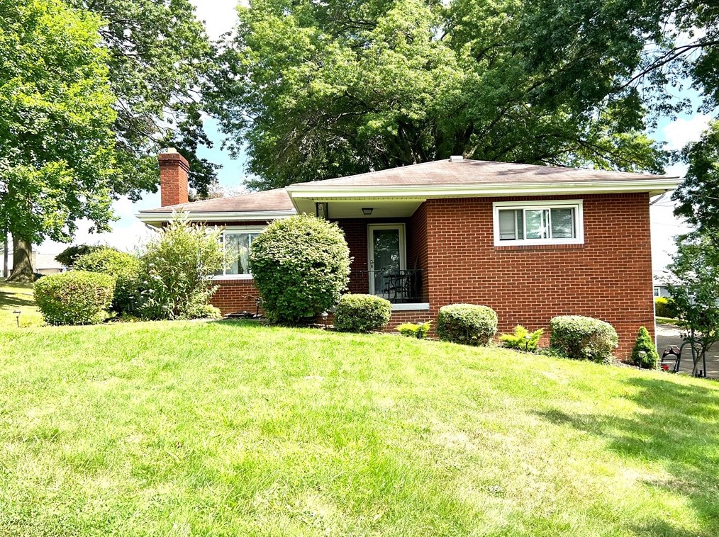 211 Lyons St, Houston PA  15342-1135 exterior