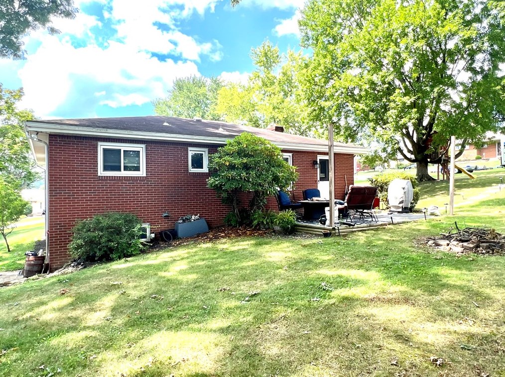211 Lyons St, Houston PA  15342-1135 exterior