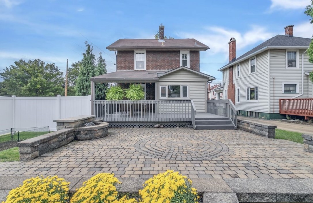 300 Pershing St, Ellwood City PA  16117-3821 exterior