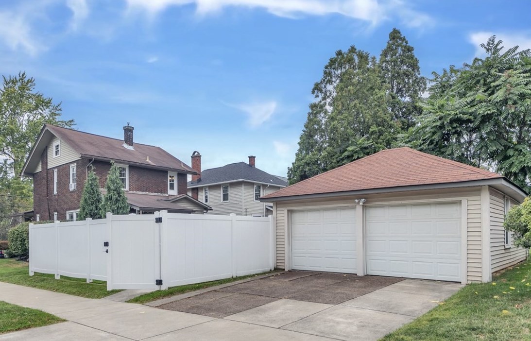 300 Pershing St, Ellwood City PA  16117-3821 exterior