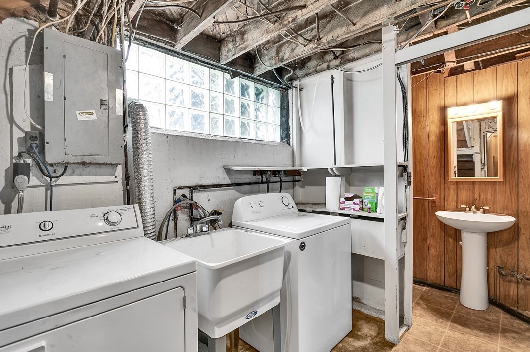 300 Pershing St, Ellwood City PA  16117-3821 exterior