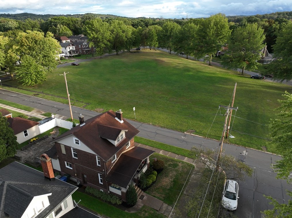 300 Pershing St, Ellwood City PA  16117-3821 exterior