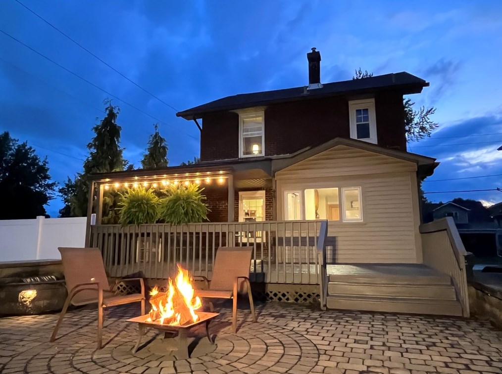 300 Pershing St, Ellwood City PA  16117-3821 exterior