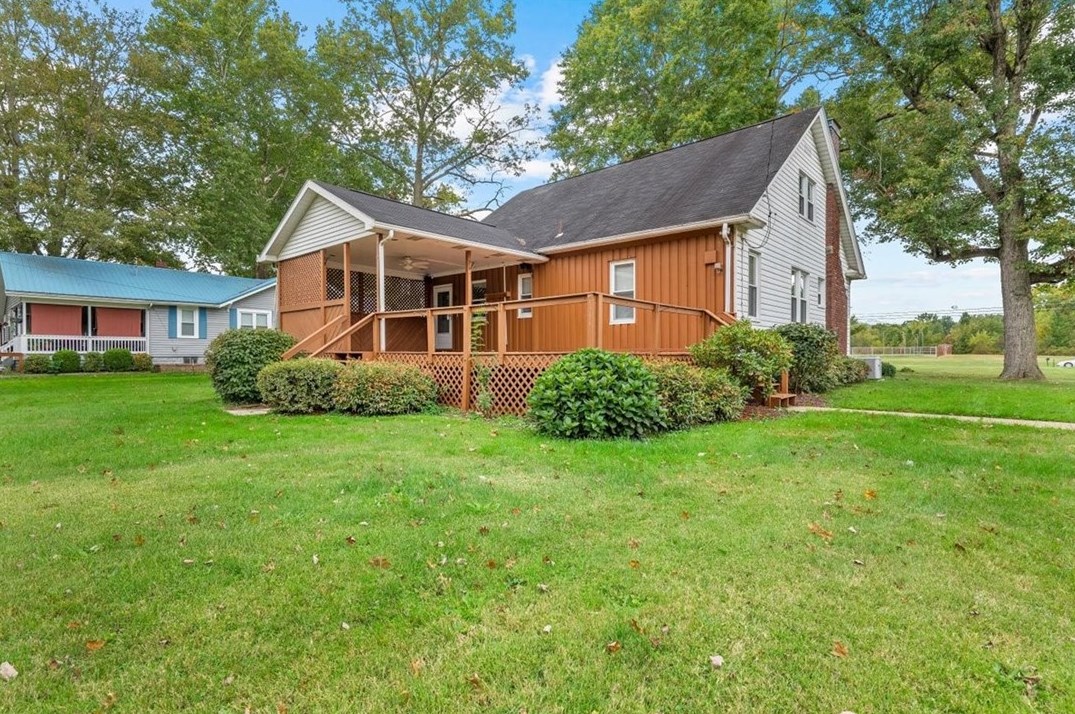 229 Country Club Dr, Ellwood City PA  16117-5007 exterior