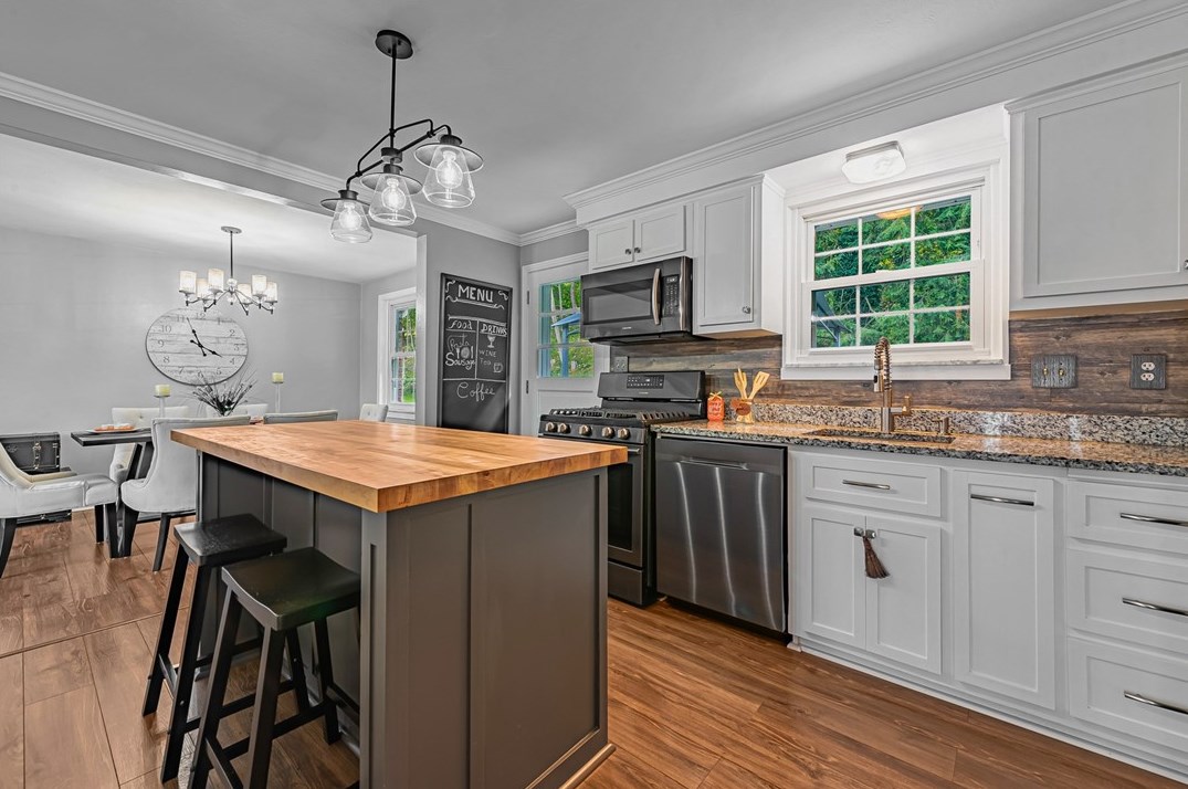 1621 Marion Dr, North Huntingdon PA 15642-5203 exterior