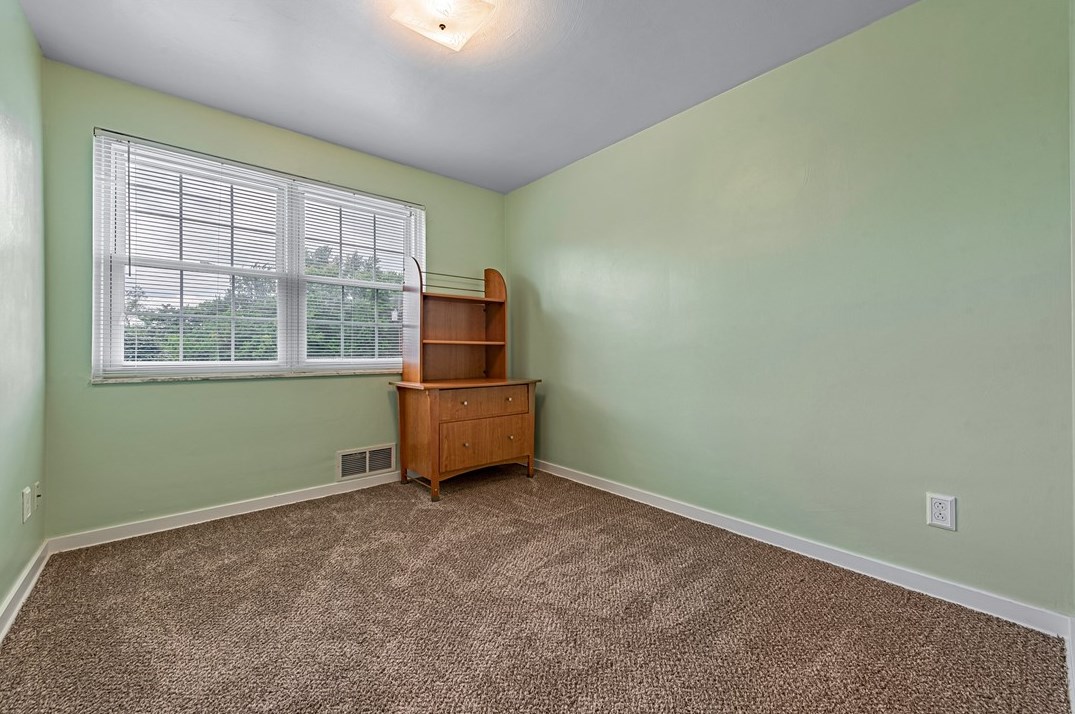 1621 Marion Dr, North Huntingdon PA 15642-5203 exterior