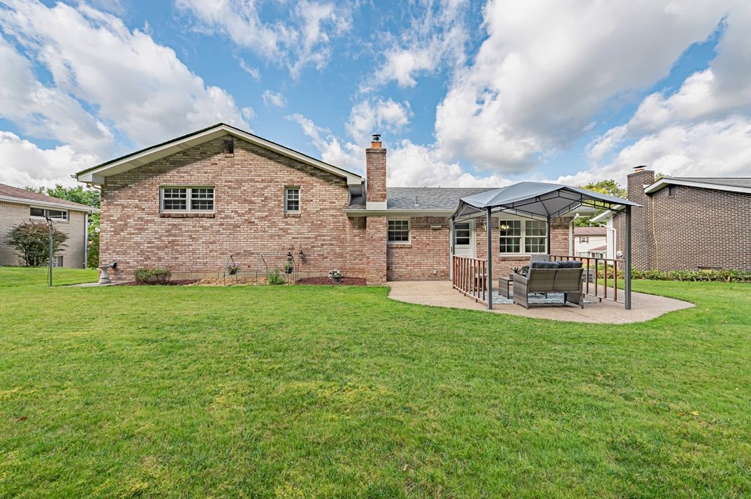 1621 Marion Dr, North Huntingdon PA 15642-5203 exterior