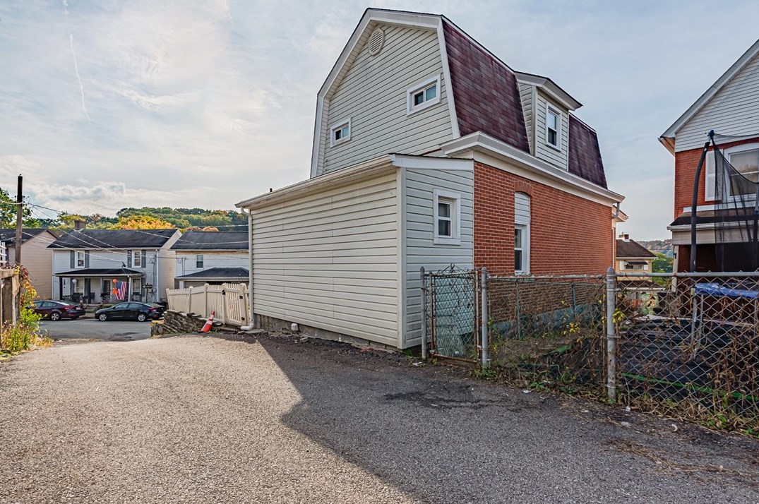 752 6 St, Monroeville PA 15140-1205 exterior