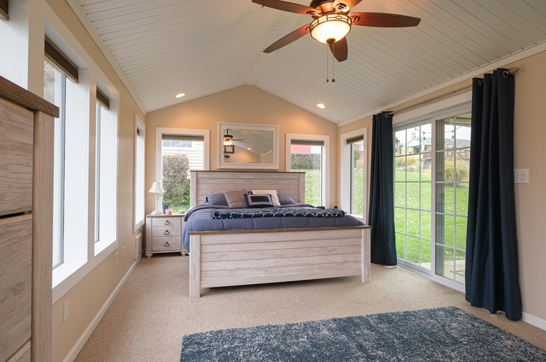 1290 Edgewood Dr, Whitaker PA  15120-1360 exterior